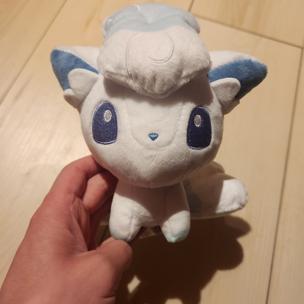 Pokemon Center Alolan Vulpix Pokedoll Plush